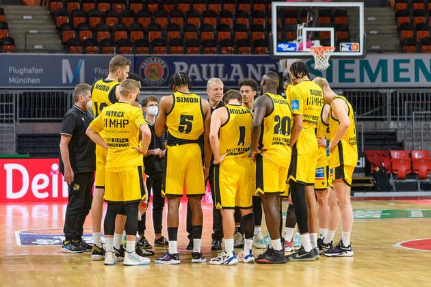 John Patrick Headcoach, MHP Riesen Ludwigsburg reviews the narrow defeat in the players circle after the game FC Bayern Muenchen vs MHP Riesen Ludwigsburg, Basketball, BBL, 11 Matchday, Season 2021 2022, 19 12 2021 FC Bayern Muenchen vs MHP Riesen Ludwigsburg, Basketball, BBL, 11 Matchday, Season 2021 2022, 19 12 2021 Muenchen Copyright: xEibnerxPressefotox xHeikexFeinerx EP_EER