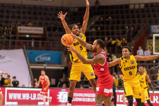 GER Justin SIMON MHP Riesen Ludwigsburg, 5 James WOODARD MHP Riesen Ludwigsburg, 8 , MHP Riesen Ludwigsburg vs BC Prometey, Basketball, Basketball Champions League, Matchday 6, 2021 2022, 21 12 2021, MHP Riesen Ludwigsburg vs BC Prometey, Basketball, Basketball Champions League, Matchday 6, 2021 2022, 21 12 2021 Ludwigsburg Copyright: xEibner-Pressefotox EP_FMR