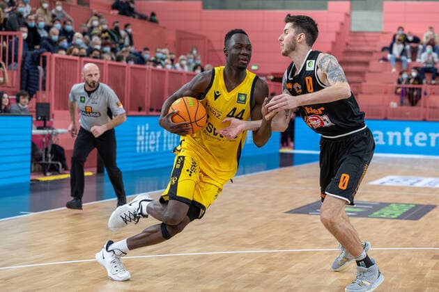 Bakary Dibba Tigers Tuebingen, 44 Grant Sitton wiha Panthers Schwenningen, 00 Tigers Tuebingen vs wiha Panthers Schwenningen, 2 Basketball Bundesliga, Pro A, Barmer 2 Basketball, 15 Spieltag , Spielzeit 2021 2022, 23 12 2021 Tigers Tuebingen vs wiha Panthers Schwenningen, 2 Basketball Bundesliga, Pro A, Barmer 2 Basketball, 15 Spieltag , Spielzeit 2021 2022, 23 12 2021 Tuebingen Copyright: xNinaxSanderx xEibnerxPressefotox EP_NSR