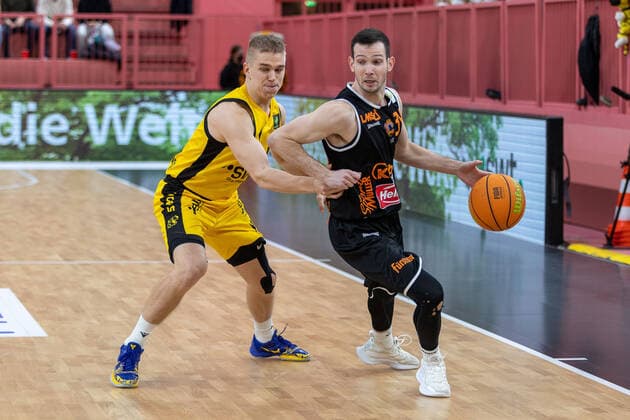 Aatu Kivimaeki Tigers Tuebingen, 12 David Cohn wiha Panthers Schwenningen, 34 Tigers Tuebingen vs wiha Panthers Schwenningen, 2 Basketball Bundesliga, Pro A, Barmer 2 Basketball, 15 Matchday , Season 2021 2022, 23 12 2021 Tigers Tuebingen vs wiha Panthers Schwenningen, 2 Basketball Bundesliga, Pro A, Barmer 2 Basketball, 15 Matchday , Season 2021 2022, 23 12 2021 Tuebingen Copyright: xNinaxSanderx xEibnerxPressefotox EP_NSR