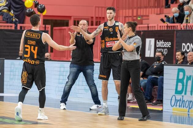 David Cohn wiha Panthers Schwenningen, 34 Alen Velcic wiha Panthers Schwenningen, Head Coach Grant Sitton wiha Panthers Schwenningen, 00 Tigers Tuebingen vs wiha Panthers Schwenningen, 2 Basketball Bundesliga, Pro A, Barmer 2 Basketball, 15 Matchday , Season 2021 2022, 23 12 2021 Tigers Tuebingen vs wiha Panthers Schwenningen, 2 Basketball Bundesliga, Pro A, Barmer 2 Basketball, 15 Matchday , Season 2021 2022, 23 12 2021 Tuebingen Copyright: xNinaxSanderx xEibnerxPressefotox EP_NSR