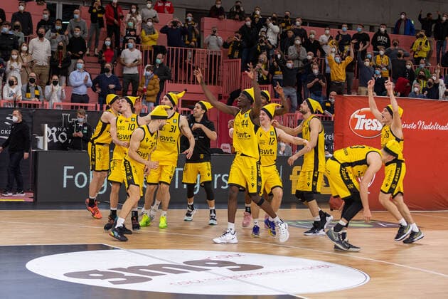 Tigers Tuebingen celebrating after win at Paul Horn Arena Tigers Tuebingen vs wiha Panthers Schwenningen, 2 Basketball Bundesliga, Pro A, Barmer 2 Basketball, 15 Spieltag , Spielzeit 2021 2022, 23 12 2021 Tigers Tuebingen vs wiha Panthers Schwenningen, 2 Basketball Bundesliga, Pro A, Barmer 2 Basketball, 15 Spieltag , Spielzeit 2021 2022, 23 12 2021 Tuebingen Copyright: xNinaxSanderx xEibnerxPressefotox EP_NSR