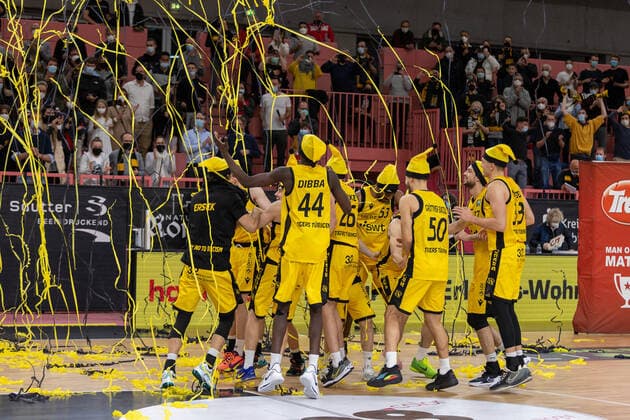 Tigers Tuebingen cheering at Paul Horn Arena Tigers Tuebingen vs wiha Panthers Schwenningen, 2 Basketball Bundesliga, Pro A, Barmer 2 Basketball, 15 Spieltag , Spielzeit 2021 2022, 23 12 2021 Tigers Tuebingen vs wiha Panthers Schwenningen, 2 Basketball Bundesliga, Pro A, Barmer 2 Basketball, 15 Spieltag , Spielzeit 2021 2022, 23 12 2021 Tuebingen Copyright: xNinaxSanderx xEibnerxPressefotox EP_NSR