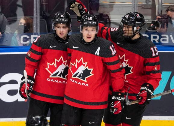 Eishockey, U20 Junioren Länderspiel, Kanada - Russland December 23, 2021, EDMONTON, AB, CANADA: Canada s Lukas Cormier (6), Jake Neighbours (12) and Shane Wright (15) celebrate a goal against Russia s during first period IIHF World Junior Hockey Championship exhibition action in Edmonton, Thursday, Dec. 23, 2021. Lukas Cormier Jake Neighbours Shane Wright - ZUMAc35_ 20211223_zaf_c35_063 Copyright: xJasonxFransonx