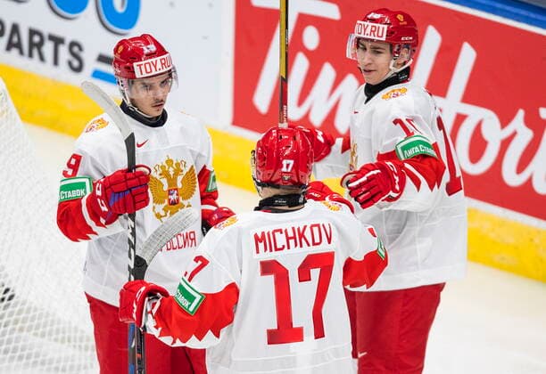 Eishockey, U20 Junioren Länderspiel, Kanada - Russland December 23, 2021, EDMONTON, AB, CANADA: Russia s Nikita Chibrikov (19), Matvey Michkov (17) and Semyon Demidov (16) celebrate a goal against Canada during second period IIHF World Junior Hockey Championship exhibition action in Edmonton, Thursday, Dec. 23, 2021. Nikita Chibrikov Matvey Michkov Semyon Demidov - ZUMAc35_ 20211223_zaf_c35_064 Copyright: xJasonxFransonx