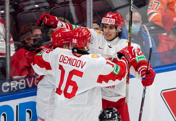 Eishockey, U20 Junioren Länderspiel, Kanada - Russland December 23, 2021, EDMONTON, AB, CANADA: Russia s Semyon Demidov (16), Matvey Michkov (17) and Marat Khusnutdinov (22) celebrate a goal against Canada during third period IIHF World Junior Hockey Championship exhibition action in Edmonton, Thursday, Dec. 23, 2021. Semyon Demidov Matvey Michkov Marat Khusnutdinov - ZUMAc35_ 20211223_zaf_c35_073 Copyright: xJasonxFransonx