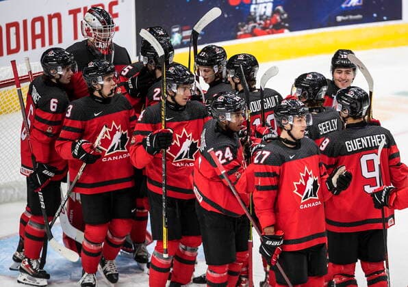 Eishockey, U20 Junioren Länderspiel, Kanada - Russland December 23, 2021, EDMONTON, AB, CANADA: Canada celebrates the win over Russia at the end of IIHF World Junior Hockey Championship exhibition action in Edmonton, Thursday, Dec. 23, 2021. Canada News - December 23, 2021 - ZUMAc35_ 20211223_zaf_c35_075 Copyright: xJasonxFransonx