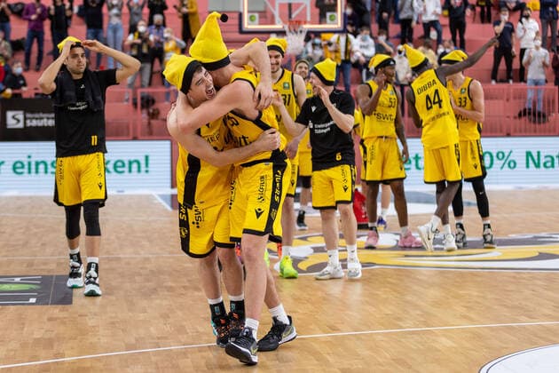 Tigers Tuebingen cheers on win in Weihnachtsmuetzen Tigers Tuebingen vs wiha Panthers Schwenningen, 2 Basketball Bundesliga, Pro A, Barmer 2 Basketball, 15 Spieltag , Spielzeit 2021 2022, 23 12 2021 Tigers Tuebingen vs wiha Panthers Schwenningen, 2 Basketball Bundesliga, Pro A, Barmer 2 Basketball, 15 Spieltag , Spielzeit 2021 2022, 23 12 2021 Tuebingen Copyright: xNinaxSanderx xEibnerxPressefotox EP_NSR