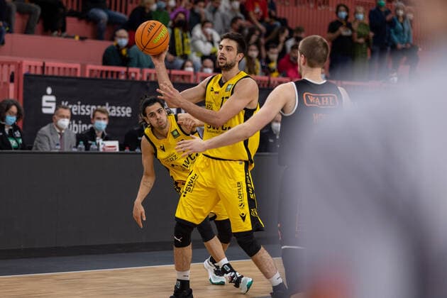 Erol Ersek Tigers Tuebingen, 11 Mateo Seric Tigers Tuebingen, 17 Tigers Tuebingen vs wiha Panthers Schwenningen, 2 Basketball Bundesliga, Pro A, Barmer 2 Basketball, 15 Matchday , Season 2021 2022, 23 12 2021 Tigers Tuebingen vs wiha Panthers Schwenningen, 2 Basketball Bundesliga, Pro A, Barmer 2 Basketball, 15 Matchday , Season 2021 2022, 23 12 2021 Tuebingen Copyright: xNinaxSanderx xEibnerxPressefotox EP_NSR