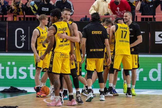 Tigers Tuebingen cheers on victory Tigers Tuebingen vs wiha Panthers Schwenningen, 2 Basketball Bundesliga, Pro A, Barmer 2 Basketball, 15 Spieltag , Spielzeit 2021 2022, 23 12 2021 Tigers Tuebingen vs wiha Panthers Schwenningen, 2 Basketball Bundesliga, Pro A, Barmer 2 Basketball, 15 Spieltag , Spielzeit 2021 2022, 23 12 2021 Tuebingen Copyright: xNinaxSanderx xEibnerxPressefotox EP_NSR
