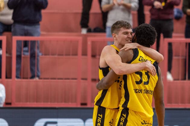 Till Joenke Tigers Tuebingen, 26 Isaiah Crawley Tigers Tuebingen, 53 Tigers Tuebingen vs wiha Panthers Schwenningen, 2 Basketball Bundesliga, Pro A, Barmer 2 Basketball, 15 Matchday , Season 2021 2022, 23 12 2021 Tigers Tuebingen vs wiha Panthers Schwenningen, 2 Basketball Bundesliga, Pro A, Barmer 2 Basketball, 15 Matchday , Season 2021 2022, 23 12 2021 Tuebingen Copyright: xNinaxSanderx xEibnerxPressefotox EP_NSR