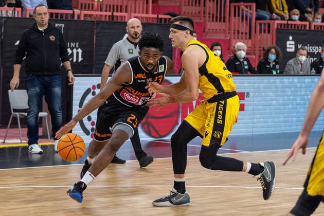 David Cohn wiha Panthers Schwenningen, 34 Ryan Mikesell Tigers Tuebingen, 33 Tigers Tuebingen vs wiha Panthers Schwenningen, 2 Basketball Bundesliga, Pro A, Barmer 2 Basketball, 15 Matchday , Season 2021 2022, 23 12 2021 Tigers Tuebingen vs wiha Panthers Schwenningen, 2 Basketball Bundesliga, Pro A, Barmer 2 Basketball, 15 Matchday , Season 2021 2022, 23 12 2021 Tuebingen Copyright: xNinaxSanderx xEibnerxPressefotox EP_NSR