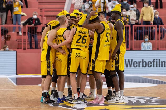 Tigers Tuebingen cheers on win in Weihnachtsmuetzen Tigers Tuebingen vs wiha Panthers Schwenningen, 2 Basketball Bundesliga, Pro A, Barmer 2 Basketball, 15 Spieltag , Spielzeit 2021 2022, 23 12 2021 Tigers Tuebingen vs wiha Panthers Schwenningen, 2 Basketball Bundesliga, Pro A, Barmer 2 Basketball, 15 Spieltag , Spielzeit 2021 2022, 23 12 2021 Tuebingen Copyright: xNinaxSanderx xEibnerxPressefotox EP_NSR