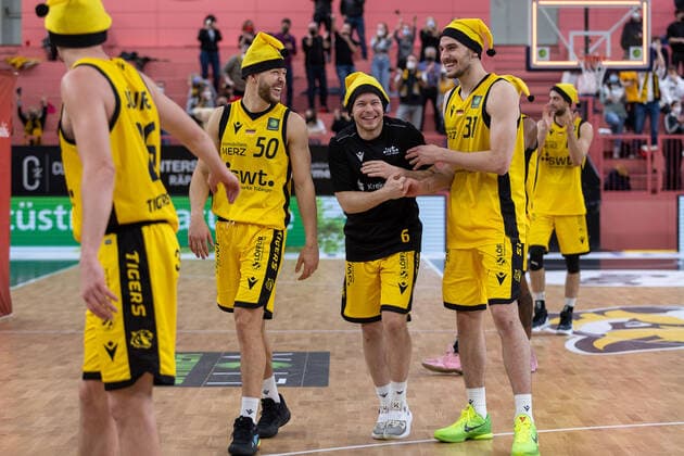 Tigers Tuebingen cheers on win in Weihnachtsmuetzen Tigers Tuebingen vs wiha Panthers Schwenningen, 2 Basketball Bundesliga, Pro A, Barmer 2 Basketball, 15 Spieltag , Spielzeit 2021 2022, 23 12 2021 Tigers Tuebingen vs wiha Panthers Schwenningen, 2 Basketball Bundesliga, Pro A, Barmer 2 Basketball, 15 Spieltag , Spielzeit 2021 2022, 23 12 2021 Tuebingen Copyright: xNinaxSanderx xEibnerxPressefotox EP_NSR