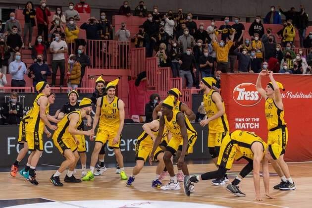 Tigers Tuebingen cheers on win in Weihnachtsmuetzen Tigers Tuebingen vs wiha Panthers Schwenningen, 2 Basketball Bundesliga, Pro A, Barmer 2 Basketball, 15 Spieltag , Spielzeit 2021 2022, 23 12 2021 Tigers Tuebingen vs wiha Panthers Schwenningen, 2 Basketball Bundesliga, Pro A, Barmer 2 Basketball, 15 Spieltag , Spielzeit 2021 2022, 23 12 2021 Tuebingen Copyright: xNinaxSanderx xEibnerxPressefotox EP_NSR