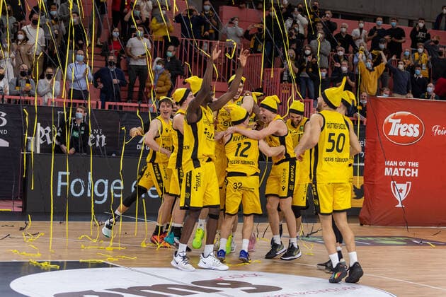 Tigers Tuebingen cheers on win in Weihnachtsmuetzen Tigers Tuebingen vs wiha Panthers Schwenningen, 2 Basketball Bundesliga, Pro A, Barmer 2 Basketball, 15 Spieltag , Spielzeit 2021 2022, 23 12 2021 Tigers Tuebingen vs wiha Panthers Schwenningen, 2 Basketball Bundesliga, Pro A, Barmer 2 Basketball, 15 Spieltag , Spielzeit 2021 2022, 23 12 2021 Tuebingen Copyright: xNinaxSanderx xEibnerxPressefotox EP_NSR