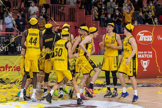 Tigers Tuebingen cheers on win in Weihnachtsmuetzen Tigers Tuebingen vs wiha Panthers Schwenningen, 2 Basketball Bundesliga, Pro A, Barmer 2 Basketball, 15 Spieltag , Spielzeit 2021 2022, 23 12 2021 Tigers Tuebingen vs wiha Panthers Schwenningen, 2 Basketball Bundesliga, Pro A, Barmer 2 Basketball, 15 Spieltag , Spielzeit 2021 2022, 23 12 2021 Tuebingen Copyright: xNinaxSanderx xEibnerxPressefotox EP_NSR