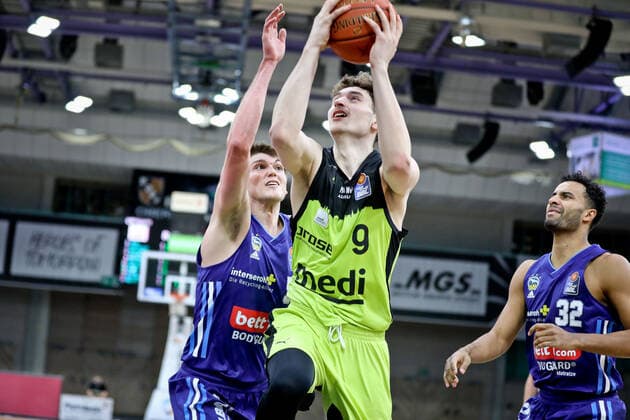 medi bayreuth ALBA Berlinl , Basketball, Bundesliga, BBL, Spieltag 13, Spielzeit 2021 2022, 27 12 2021, medi bayreuth ALBA Berlin , Basketball, Bundesliga, BBL, Spieltag 13, Spielzeit 2021 2022, 27 12 2021, Foto EIBNER Thorsten Ochs Chemnitz Copyright: xEibner-Pressefoto ThorstenxOchsx EP_TOS