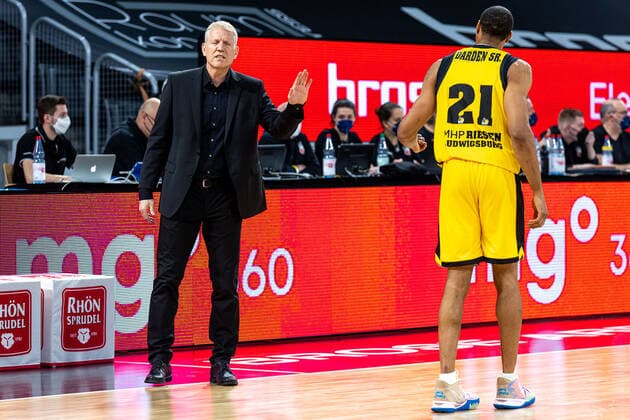 John Patrick MHP Riesen Ludwigsburg, coach , Tremmell Darden MHP Riesen Ludwigsburg, 21 , Brose Bamberg vs MHP Riesen Ludwigsburg, Basketball, easyCredit BBL, Matchday 13, 27 12 2021 Brose Bamberg vs MHP Riesen Ludwigsburg, Basketball, easyCredit BBL, Matchday 13, 27 12 2021 Bamberg Copyright: xEIBNER GuenerxSantemizx EP_GSZ
