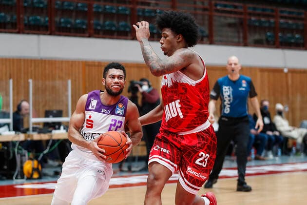GER, Wuerzburg, s Oliver Arena, 27 12 2021, emspor, emonline, despor, deonline, s Oliver Wuerzburg vs BG Goettingen, easyCredit BBL, Matchday 13 Picture v l Stephen Brown BG Goettingen vs Desi Rodriguez s Oliver Wuerzburg Copyright: HMBxMedia JulienxBecker