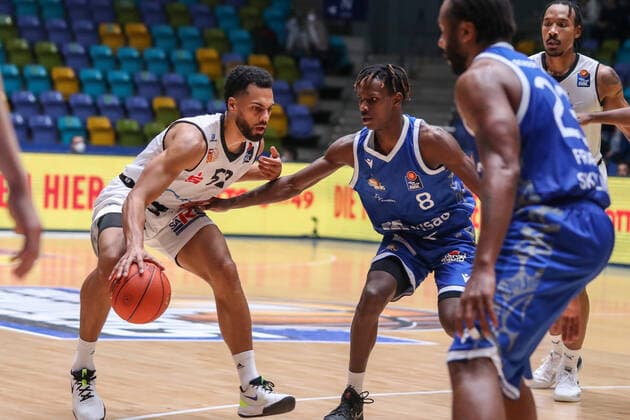 Lockett Trent, Niners Chemnitz, 52 ,Badio Brancou, Fraport Skyliners, 8 , , GER,Basketball, BBL, Fraport Skyliners vs Niners Chemnitz,27 12 2021, Frankfurt. Copyright: xEibner-Pressefoto UlrichxScherbaumx EP_usm