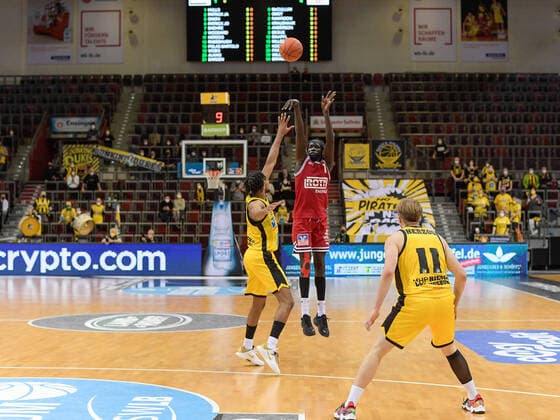 Justin Simon MHP Riesen Ludwigsburg, 05 , Nuni Omot JobStairs Giessen 46ers, 01 , Lukas Herzog MHP Riesen Ludwigsburg, 11 , GER, MHP Riesen Ludwigsburg vs JobStairs Giessen 46ers, Basketball, Bundesliga, easycredit, 14 Spieltag, Spielzeit 2021 2022, 29 12 2021, GER, MHP Riesen Ludwigsburg vs JobStairs Giessen 46ers, Basketball, Bundesliga, easycredit, 14 Spieltag, Spielzeit 2021 2022, 29 12 2021 Ludwigsburg Copyright: xEibner-Pressefoto SaschaxWaltherx EP_EER