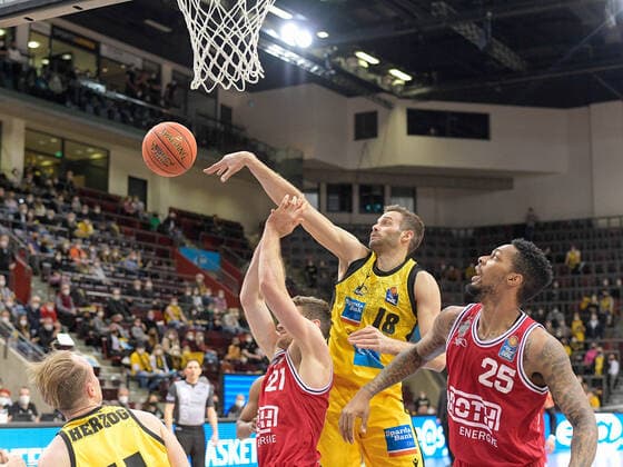 Florian Koch JobStairs Giessen 46ers, 21 , Jonas Wahlfarth Bottermann MHP Riesen Ludwigsburg, 18 , Phillip Fayne II JobStairs Giessen 46ers, 25 , GER, MHP Riesen Ludwigsburg vs JobStairs Giessen 46ers, Basketball, Bundesliga, easycredit, 14 Spieltag, Spielzeit 2021 2022, 29 12 2021, GER, MHP Riesen Ludwigsburg vs JobStairs Giessen 46ers, Basketball, Bundesliga, easycredit, 14 Spieltag, Spielzeit 2021 2022, 29 12 2021 Ludwigsburg Copyright: xEibner-Pressefoto SaschaxWaltherx EP_EER