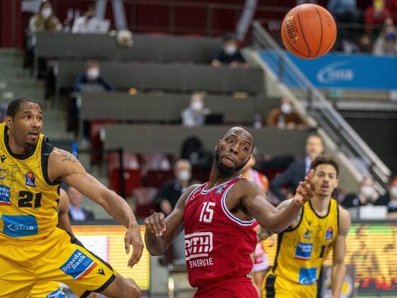 Tremmell Darden MHP Riesen Ludwigsburg 21 , Jalon Demarco Miller JobStairs Giessen 46ers, 15 , Jonah Radebaugh MHP Riesen Ludwigsburg, 12 , GER, MHP Riesen Ludwigsburg vs JobStairs Giessen 46ers, basketball, Bundesliga, easycredit, 14 Spieltag, Spielzeit 2021 2022, 29 12 2021, GER, MHP Riesen Ludwigsburg vs JobStairs Giessen 46ers, basketball, Bundesliga, easycredit, 14 Spieltag, Spielzeit 2021 2022, 29 12 2021 Ludwigsburg Copyright: xEibner-Pressefoto SaschaxWaltherx EP_EER