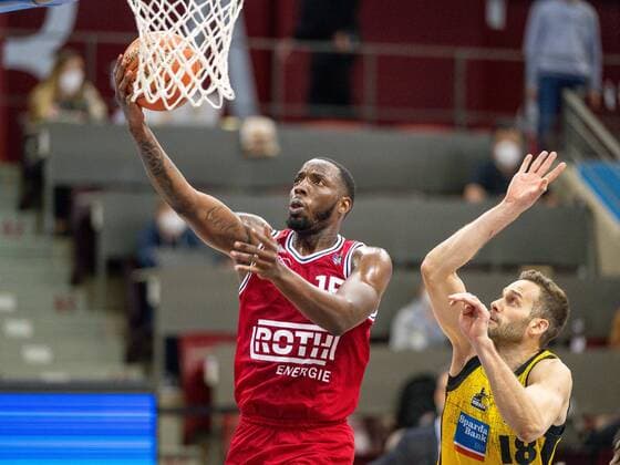 Jalon Demarco Miller JobStairs Giessen 46ers, 15 , Jonas Wahlfarth Bottermann MHP Riesen Ludwigsburg, 18 , GER, MHP Riesen Ludwigsburg vs JobStairs Giessen 46ers, Basketball, Bundesliga, easycredit, 14 Spieltag, Spielzeit 2021 2022, 29 12 2021, GER, MHP Riesen Ludwigsburg vs JobStairs Giessen 46ers, Basketball, Bundesliga, easycredit, 14 Spieltag, Spielzeit 2021 2022, 29 12 2021 Ludwigsburg Copyright: xEibner-Pressefoto SaschaxWaltherx EP_EER