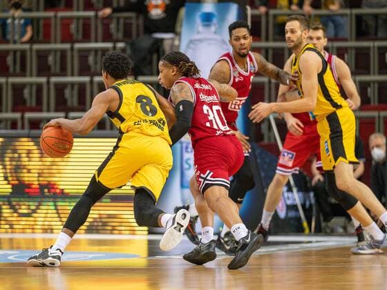 James Woodard MHP Riesen Ludwigsburg, 08 , Timeric Dejaun Williams Jr JobStairs Giessen 46ers, 30 , GER, MHP Riesen Ludwigsburg vs JobStairs Giessen 46ers, Basketball, Bundesliga, easycredit, 14 Spieltag, Spielzeit 2021 2022, 29 12 2021, GER, MHP Riesen Ludwigsburg vs JobStairs Giessen 46ers, Basketball, Bundesliga, easycredit, 14 Spieltag, Spielzeit 2021 2022, 29 12 2021 Ludwigsburg. Copyright: xEibner-Pressefoto SaschaxWaltherx EP_EER