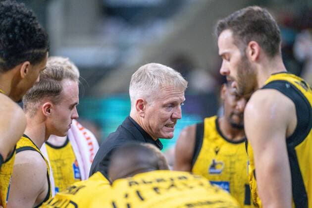 Time out, John Patrick MHP Riesen Ludwigsburg, Head Coach , GER, MHP Riesen Ludwigsburg vs JobStairs Giessen 46ers, Basketball, Bundesliga, easycredit, 14 Spieltag, Spielzeit 2021 2022, 29 12 2021, GER, MHP Riesen Ludwigsburg vs JobStairs Giessen 46ers, Basketball, Bundesliga, easycredit, 14 Spieltag, Spielzeit 2021 2022, 29 12 2021 Ludwigsburg Copyright: xEibner-Pressefoto SaschaxWaltherx EP_EER