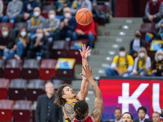 Jonah Radebaugh MHP Riesen Ludwigsburg, 12 , Jalon Demarco Miller JobStairs Giessen 46ers, 15 , GER, MHP Riesen Ludwigsburg vs JobStairs Giessen 46ers, Basketball, Bundesliga, easycredit, 14 Spieltag, Spielzeit 2021 2022, 29 12 2021, GER, MHP Riesen Ludwigsburg vs JobStairs Giessen 46ers, Basketball, Bundesliga, easycredit, 14 Spieltag, Spielzeit 2021 2022, 29 12 2021 Ludwigsburg Copyright: xEibner-Pressefoto SaschaxWaltherx EP_EER