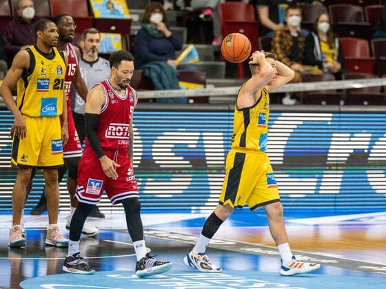 Jordan Hulls MHP Riesen Ludwigsburg, 01 , is disappointed disappointed, dissatisfied, GER, MHP Riesen Ludwigsburg vs JobStairs Giessen 46ers, Basketball, Bundesliga, easycredit, 14 Spieltag, Spielzeit 2021 2022, 29 12 2021, GER, MHP Riesen Ludwigsburg vs JobStairs Giessen 46ers, Basketball, Bundesliga, easycredit, 14 Spieltag, Spielzeit 2021 2022, 29 12 2021 Ludwigsburg Copyright: xEibner-Pressefoto SaschaxWaltherx EP_EER