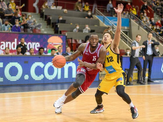 Jalon Demarco Miller JobStairs Giessen 46ers, 15 , Jonah Radebaugh MHP Riesen Ludwigsburg, 12 , GER, MHP Riesen Ludwigsburg vs JobStairs Giessen 46ers, Basketball, Bundesliga, easycredit, 14 Spieltag, Spielzeit 2021 2022, 29 12 2021, GER, MHP Riesen Ludwigsburg vs JobStairs Giessen 46ers, Basketball, Bundesliga, easycredit, 14 Spieltag, Spielzeit 2021 2022, 29 12 2021 Ludwigsburg Copyright: xEibner-Pressefoto SaschaxWaltherx EP_EER