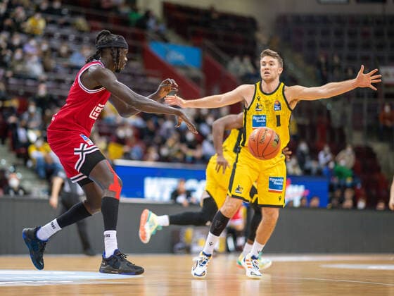 Nuni Omot JobStairs Giessen 46ers, 01 , Jordan Hulls MHP Riesen Ludwigsburg, 01 , GER, MHP Riesen Ludwigsburg vs JobStairs Giessen 46ers, basketball, Bundesliga, easycredit, 14 Spieltag, Spielzeit 2021 2022, 29 12 2021, GER, MHP Riesen Ludwigsburg vs JobStairs Giessen 46ers, basketball, Bundesliga, easycredit, 14 Spieltag, Spielzeit 2021 2022, 29 12 2021 Ludwigsburg Copyright: xEibner-Pressefoto SaschaxWaltherx EP_EER