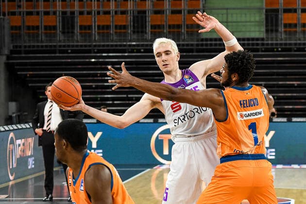 GER, BBL, ratiopharm ulm vs BG Göttingen Goettingen 30 12 2021, ratiopharm arena, Neu Ulm, GER, BBL, ratiopharm ulm vs BG Göttingen Goettingen, pictured Philipp Hartwich Goettingen, 15 sets himself against Cristiano Felicio Ulm, 1 nordphotoxGmbHx xHafner nph00200