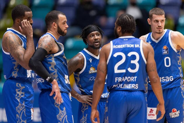 Fraport Skyliners MLP Academics Heidelberg, easyCredit BBL Waiting for a referee decision From left Jamel McLean Fraport Skyliners, 1 , Rasheed Moore Fraport Skyliners, 20 , Will Cherry Fraport Skyliners, 29 , Quantez Robertson Fraport Skyliners, 23 and Lukas Wank Fraport Skyliners, 0 easyCredit BBL basketball match between Fraport Skyliners and MLP Academics Heidelberg on December 30, 2021 at Ballsporthalle in Frankfurt am Main , Frankfurt am Main Hesse Germany Ballsporthalle