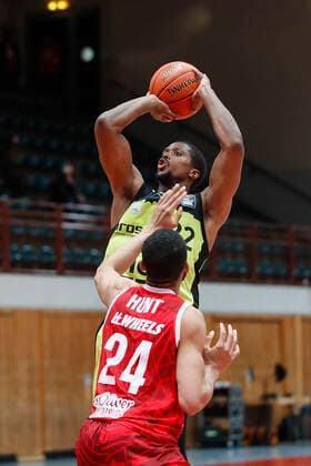 GER, Wuerzburg, tectake Arena, 02 01 2022, emspor, emonline, despor, deonline, s Oliver Wuerzburg vs Medi Bayreuth, easyCredit BBL, 15 Spieltag Bild v l Cameron Hunt s Oliver Wuerzburg vs Cameron Wells medi Bayreuth Copyright: HMBxMedia JulienxBecker
