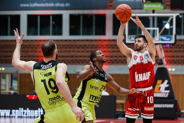 GER, Wuerzburg, tectake Arena, 02 01 2022, emspor, emonline, despor, deonline, s Oliver Wuerzburg vs Medi Bayreuth, easyCredit BBL, 15 Spieltag Picture v l Martynas Sajus medi Bayreuth , Cameron Wells medi Bayreuth and Luciano Parodi s Oliver Wuerzburg Copyright: HMBxMedia JulienxBecker