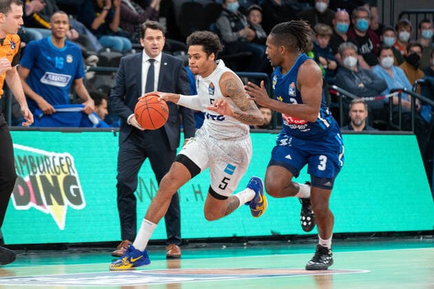 Caleb Homesley Hamburg Towers 5 vs Jaleen Smith ALBA Berlin 3 Hamburg Towers vs ALBA Berlin, Basketball, Bundesliga, Hauptrunde, Spieltag 15, Saison 2021 2022, 02 01 2022 Marcel von Fehrn Hamburg Towers vs ALBA Berlin, Basketball, Bundesliga, Hauptrunde, Spieltag 15, Saison 2021 2022, 02 01 2022 Hamburg Copyright: xEibnerxPressefoto MarcelxvonxFehrnx EP_MFN