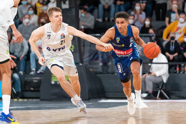 Maodo Lo ALBA Berlin 0 wont let Justus Hollatz Hamburg Towers 21 stop him Hamburg Towers vs ALBA Berlin, Basketball, Bundesliga, Hauptrunde, Spieltag 15, Saison 2021 2022, 02 01 2022 Marcel von Fehrn Hamburg Towers vs ALBA Berlin, Basketball, Bundesliga, Hauptrunde, Spieltag 15, Saison 2021 2022, 02 01 2022 Hamburg Copyright: xEibnerxPressefoto MarcelxvonxFehrnx EP_MFN
