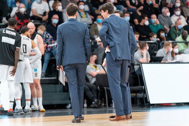 Pedro Calles Hamburg Towers coach with his coaching team Hamburg Towers vs ALBA Berlin, Basketball, Bundesliga, Hauptrunde, Spieltag 15, Saison 2021 2022, 02 01 2022 Marcel von Fehrn Hamburg Towers vs ALBA Berlin, Basketball, Bundesliga, Hauptrunde, Spieltag 15, Saison 2021 2022, 02 01 2022 Hamburg Copyright: xEibnerxPressefoto MarcelxvonxFehrnx EP_MFN