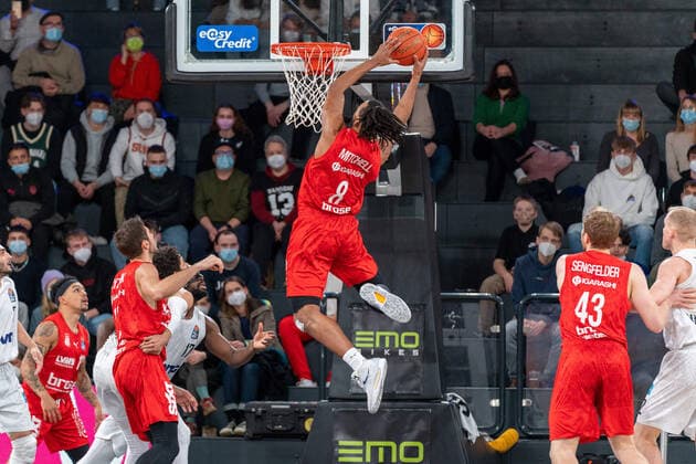 Akil Mitchell Brose Bamberg 8 throws Hamburg Towers vs ALBA Berlin, Basketball, Bundesliga, Hauptrunde, Spieltag 12, Saison 2021 2022, 05 01 2022 Marcel von Fehrn Hamburg Towers vs ALBA Berlin, Basketball, Bundesliga, Hauptrunde, Spieltag 12, Saison 2021 2022, 05 01 2022 Hamburg Copyright: xEibnerxPressefoto MarcelxvonxFehrnx EP_MFN
