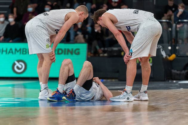 Justus Hollatz Hamburg Towers 21 is down injured Hamburg Towers vs Brose Bamberg, Basketball, Bundesliga, Hauptrunde, Spieltag 12, Saison 2021 2022, 05 01 2022 Marcel von Fehrn Hamburg Towers vs Brose Bamberg, Basketball, Bundesliga, Hauptrunde, Spieltag 12, Saison 2021 2022, 05 01 2022 Hamburg Copyright: xEibnerxPressefoto MarcelxvonxFehrnx EP_MFN