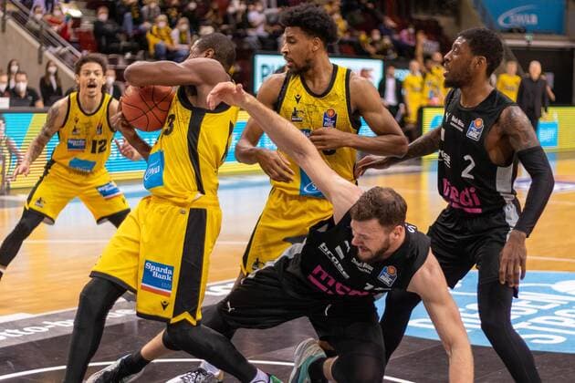 Jonah RADEBAUGH MHP Riesen Ludwigsburg, 12 Yorman POLAS BARTOLO MHP Riesen Ludwigsburg, 13 Sacar ANIM Medi Bayreuth, 2 , MHP Riesen Ludwigsburg vs Medi Bayreuth, basketball, basketball Bundesliga, 16 Spieltag, 2021 2022, 08 01 2021, MHP Riesen Ludwigsburg vs Medi Bayreuth, basketball, basketball Bundesliga, 16 Spieltag, 2021 2022, 08 01 2021 Ludwigsburg Copyright: xEibner-Pressefotox EP_FMR