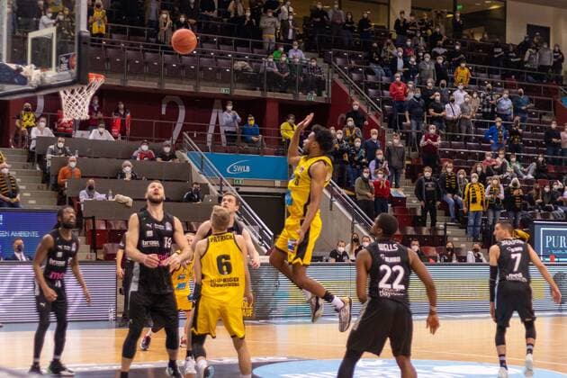 Johannes PATRICK MHP Riesen Ludwigsburg, 6 Camron WELLS Medi Bayreuth, 22 Martynas SAJUS Medi Bayreuth, 19 , MHP Riesen Ludwigsburg vs Medi Bayreuth, basketball, basketball Bundesliga, 16 Spieltag, 2021 2022, 08 01 2021, MHP Riesen Ludwigsburg vs Medi Bayreuth, basketball, basketball Bundesliga, 16 Spieltag, 2021 2022, 08 01 2021 Ludwigsburg Copyright: xEibner-Pressefotox EP_FMR