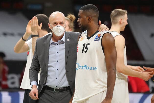 Rodrigo Pastore NINERS Chemnitz, head coach talking to Frantz Massenat NINERS Chemnitz, 15 GER, FC Bayern Basketball vs NINERS Chemnitz, basketball, 1 Bundesliga, season 2021 2022, 09 01 2022, GER, FC Bayern Basketball vs NINERS Chemnitz, basketball, 1 Bundesliga, season 2021 2022, 09 01 2022 Muenchen Copyright: xEIBNER MarcelxEngelbrechtx EP_EER