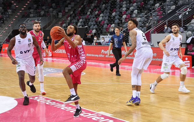 Parker Jackson TB Bonn 33 and Eddy Edigin Hamburg Towers 17 , Telekom Baskets Bonn vs Hamburg Towers, Basketball, 1 Easy Credit Bundesliga, 16 Spieltag, 09 01 2022, Telekom Baskets Bonn vs Hamburg Towers, Basketball, 1 Easy Credit Bundesliga, 16 Spieltag, 09 01 2022, Photo EIBNER Joerg Niebergall Bonn Copyright: xJoergxNiebergall Eibner-Pressefox EP_JNL