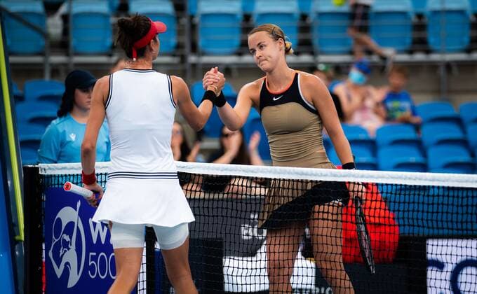 Mandatory Credit: Photo by Rob Prange Shutterstock (12750372ap) Ajla Tomljanovic of Australia & Anna Karolina Schmiedlova of Slovakia in action during the first round of the 2022 Sydney Tennis Classic WTA, Tennis Damen 500 tennis tournament Sydney Tennis Classic, Day 2, Tennis, Olympic Park, Sydney, Australia - 11 Jan 2022 Sydney Tennis Classic, Day 2, Tennis, Olympic Park, Sydney, Australia - 11 Jan 2022 Copyright: xRobxPrange Shutterstockx 12750372ap
