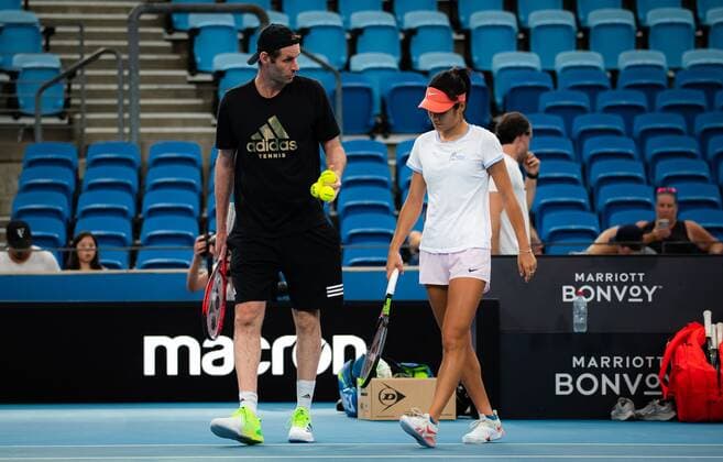 Mandatory Credit: Photo by Rob Prange Shutterstock (12750372cg) Emma Raducanu of Great Britain with coach Torben Beltz during practice at the 2022 Sydney Tennis Classic WTA, Tennis Damen 500 tennis tournament Sydney Tennis Classic, Day 2, Tennis, Olympic Park, Sydney, Australia - 11 Jan 2022 Sydney Tennis Classic, Day 2, Tennis, Olympic Park, Sydney, Australia - 11 Jan 2022 Copyright: xRobxPrange Shutterstockx 12750372cg